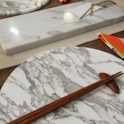 Viadurini Kitchen Küchenzubehör-Rechteckiges Schneidebrett aus weißem Carrara-Marmor Made in Italy - Masha