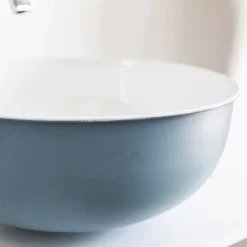 Viadurini Bathroom Metallwaschbecken-Rundes Aufsatzwaschbecken aus emailliertem Metall in Weiß und Himmelblau - Sky