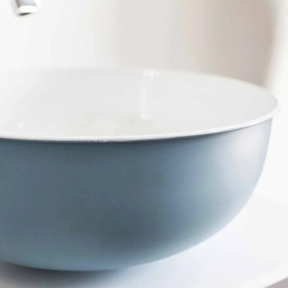 Viadurini Bathroom Metallwaschbecken-Rundes Aufsatzwaschbecken aus emailliertem Metall in Weiß und Himmelblau - Sky
