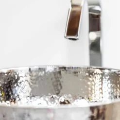 Viadurini Bathroom Metallwaschbecken-Rundes Aufsatzwaschbecken aus gehämmertem Chrommessing - Diamond