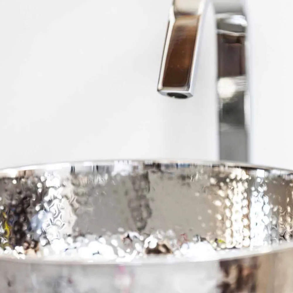 Viadurini Bathroom Metallwaschbecken-Rundes Aufsatzwaschbecken aus gehämmertem Chrommessing - Diamond