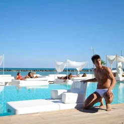 Trona Stoffsessel-Schwimmendes Design Loungesofa weiß Sit in Pool Model Luxury