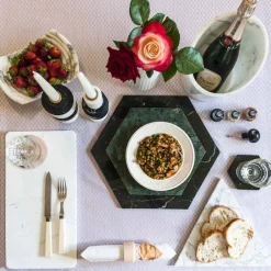 Viadurini Kitchen Geschirr Teller-Sechseckiger Servierteller aus weißem Carrara-Marmor oder schwarzem Marquinia - Ludivine