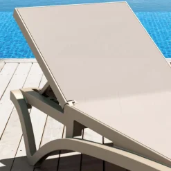 Viadurini in the Garden Sonnenliegen-Stapelbare Gartenliege aus Polypropylen und farbigem Textilen - Artelia