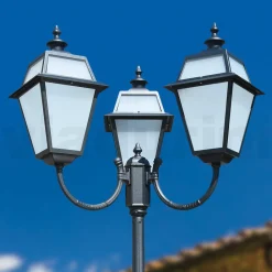 Viadurini Lighting Gartenlampion-Vintage-Laternenpfahl mit 3 Lichtern aus Aluminium und Glas, hergestellt in Italien – Vivian