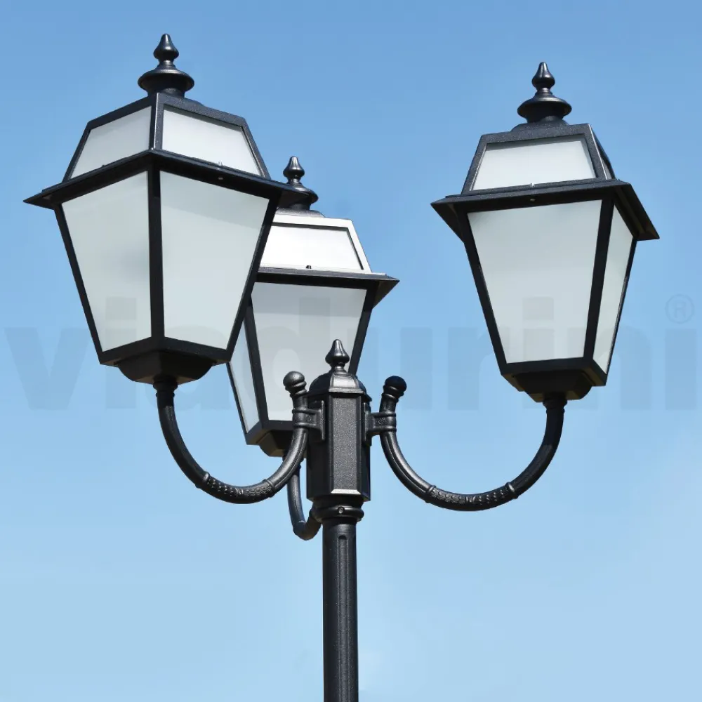 Viadurini Lighting Gartenlampion-Vintage-Laternenpfahl mit 3 Lichtern aus Aluminium und Glas, hergestellt in Italien – Vivian