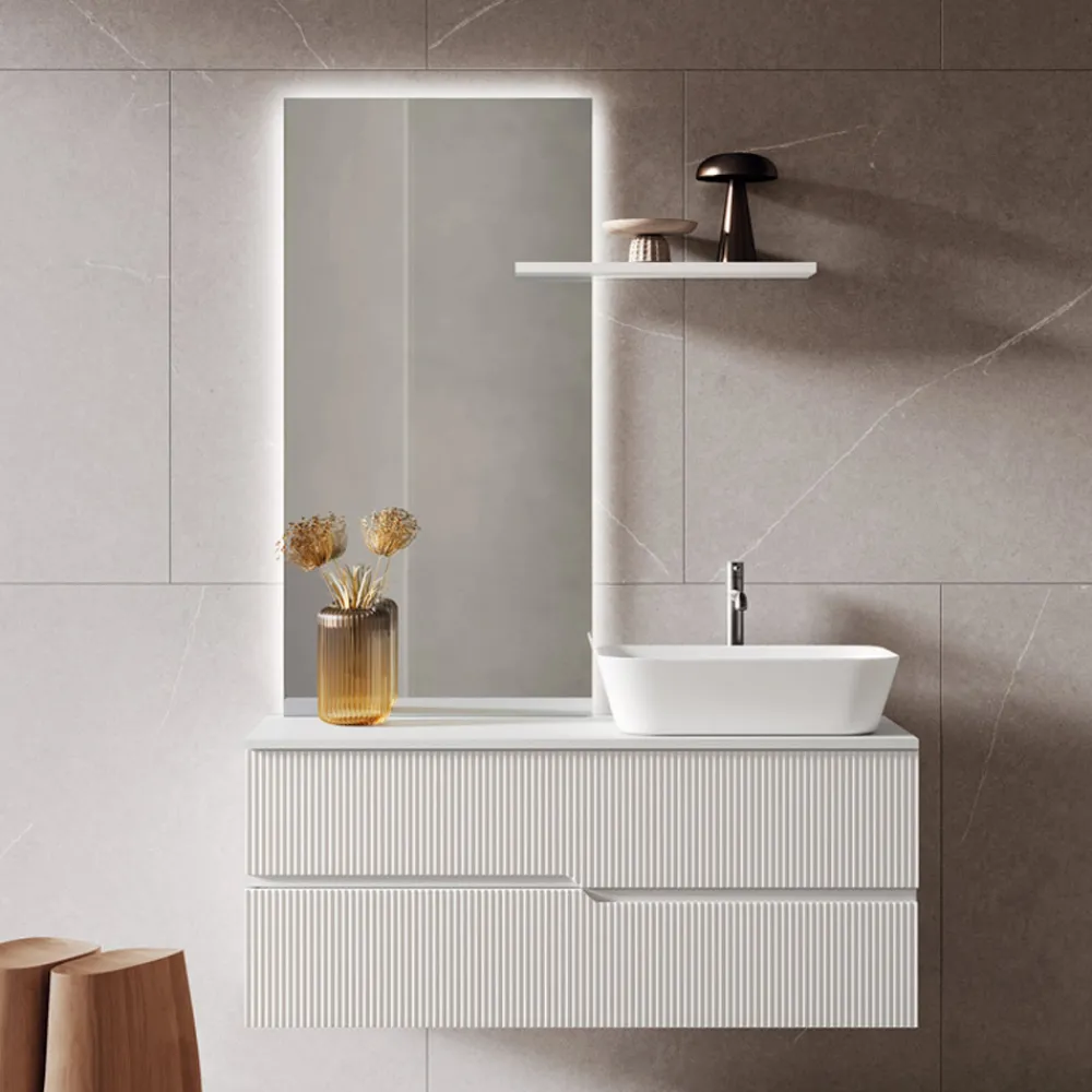 Viadurini Bathroom Badmöbel Hängend-Weiße Badezimmerkomposition mit Spiegel und Regal, hergestellt in Italien – Ares