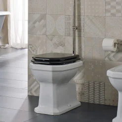 Viadurini Bathroom Wc-Weiße Keramikbodenvase mit schwarzem Sitz Made in Italy - Nausica