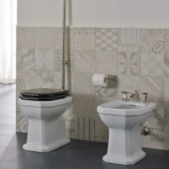Viadurini Bathroom Wc-Weiße Keramikbodenvase mit schwarzem Sitz Made in Italy - Nausica