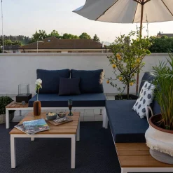 Viadurini in the Garden Garten Lounge Set-Wohnzimmer im Freien aus weißem Metall und Holz mit Sofas und Couchtisch - Brera