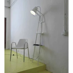 Viadurini Lighting Designer Stehlampen-Wohnzimmer Stehlampe aus weißem oder mattschwarzem Metall mit Regalen - Butler