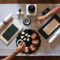 Viadurini Kitchen Küchenzubehör-Zwei Untersetzer aus weißem und grauem Marmor mit Kork Made in Italy - Jessa